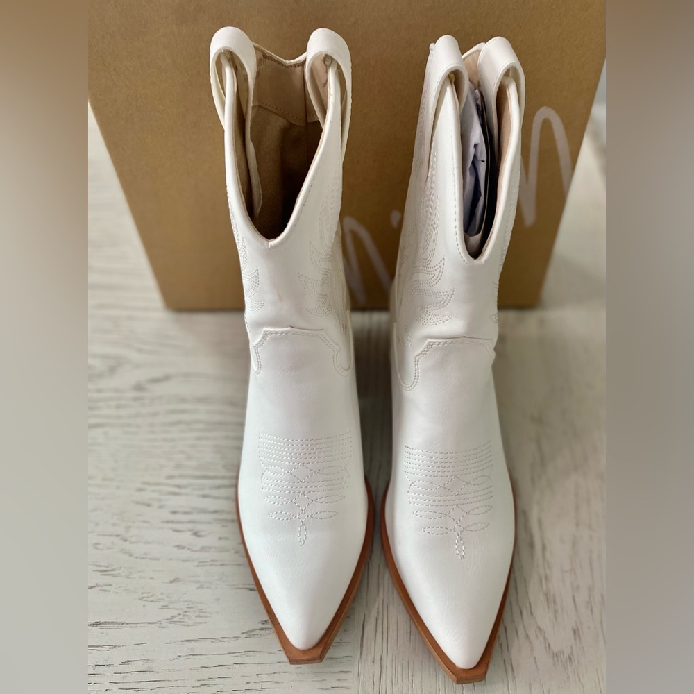 Miim White Embossed Faux Leather Pointed-Toe Western Rodeo Pull-on Ankle Boots 7
